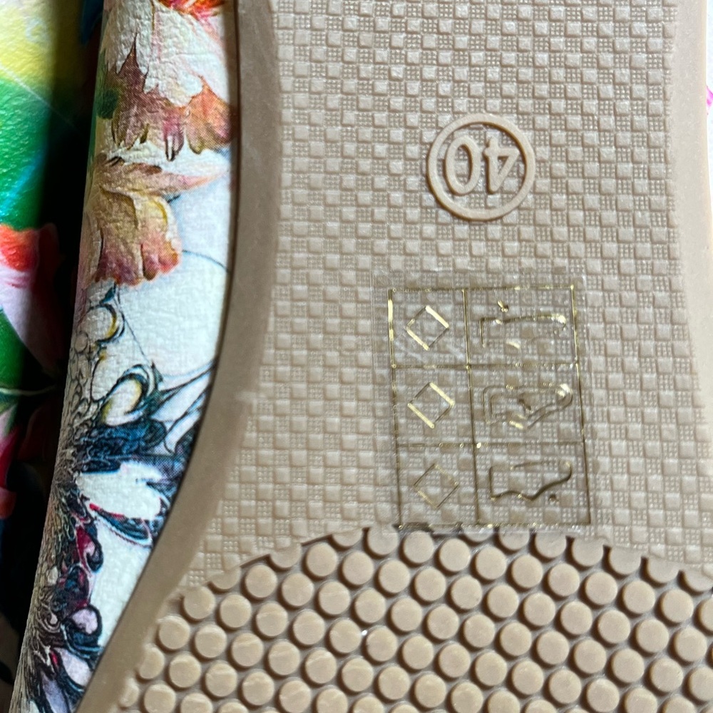 White Floral Ballet Flats in Gorgeous Asymmetrical Floral Design, like new - Picture 9 of 13